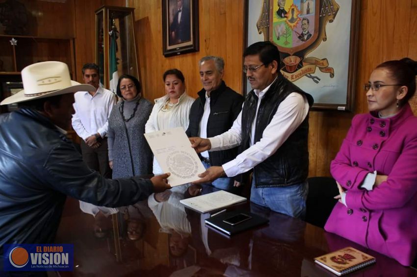 Entregan escrituras a beneficiarios de la colonia Cuirindicho en Santa Clara del Cobre