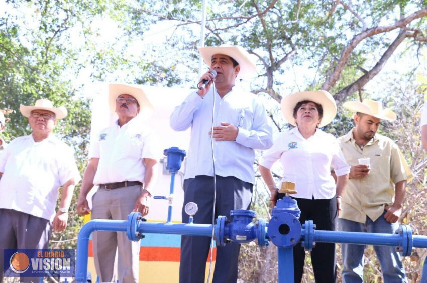 Dota del servicio de agua potable a la comunidad Cascalote Ayuntamiento de Huetamo: Elías Ibarra