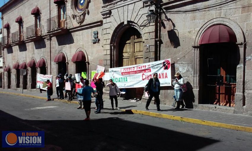 Ciudadanos protestan y cierran oficinas del SAT en Morelia.