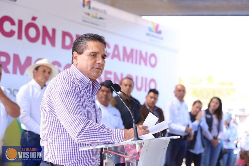 Inaugura Gobernador camino que conecta a Maravatío y Senguio 