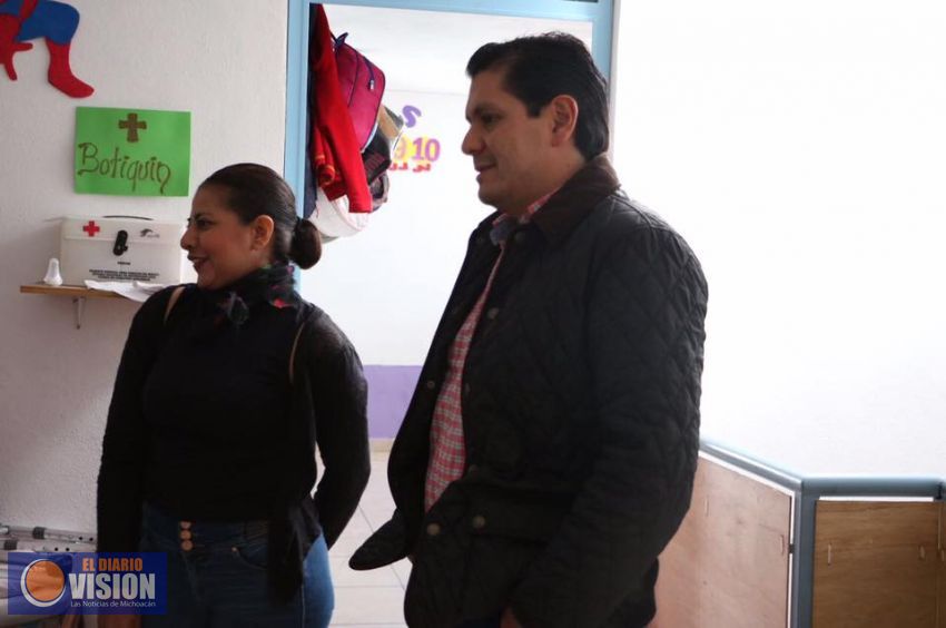 Ernesto Núñez apoya a estancia infantil.