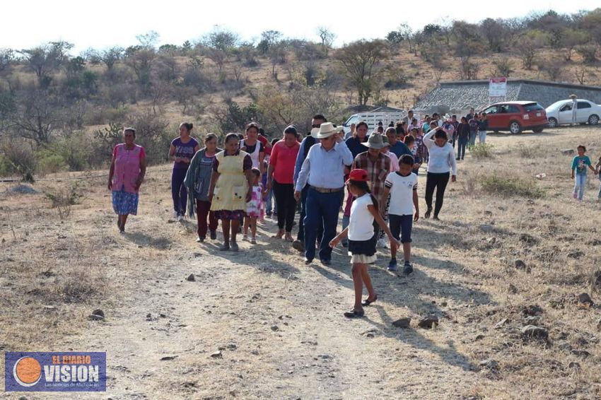 Entrega Ayuntamiento de Tarímbaro apoyo económico a niños en orfandad materna