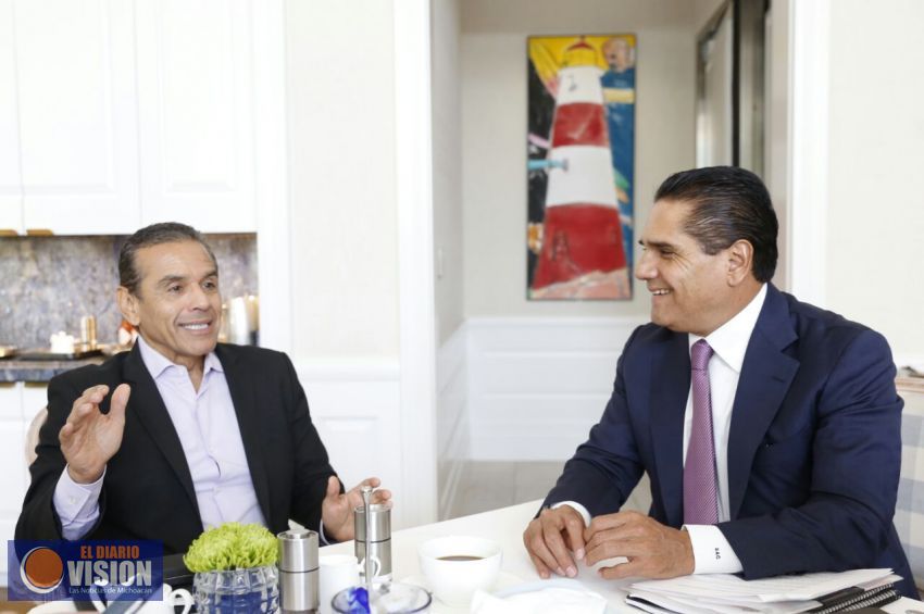  Dialoga Silvano Aureoles con ex alcalde hispano de Los Ángeles