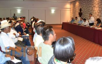 Mantiene mesa de diálogo con indígenas Fidel Calderón