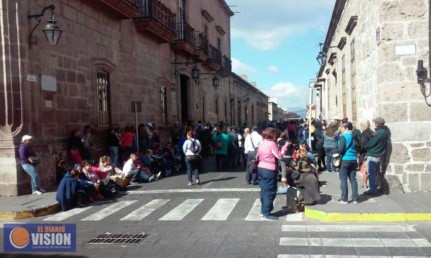 Sigue manifestación de la FNERR en Palacio Municipal