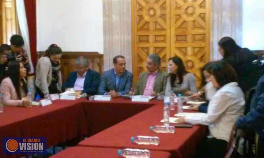 Comisiones unidas entregan primer documento de la ley anticorrupcion en el Congreso.