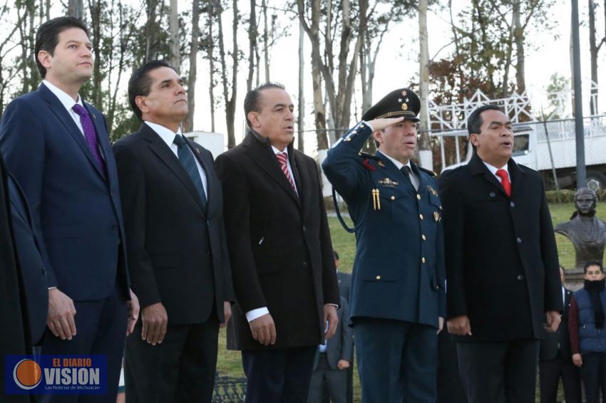 Encabeza Silvano Aureoles izamiento de Bandera Monumental