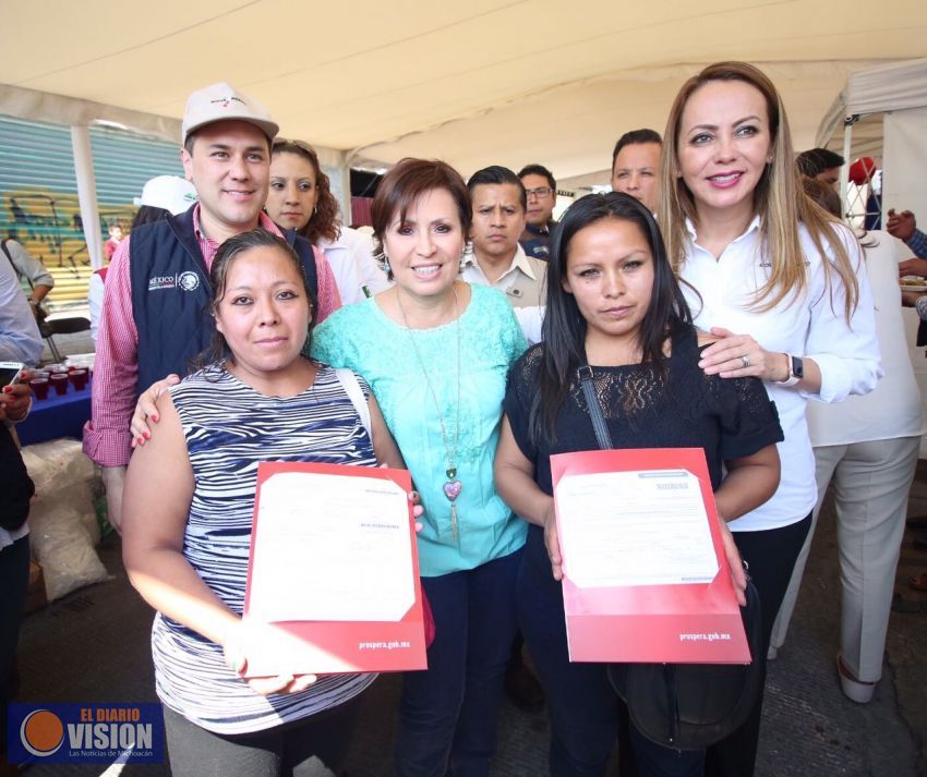 Entrega Rosario Robles casa por casa, mas de.800 escrituras a familias de Naucalpan