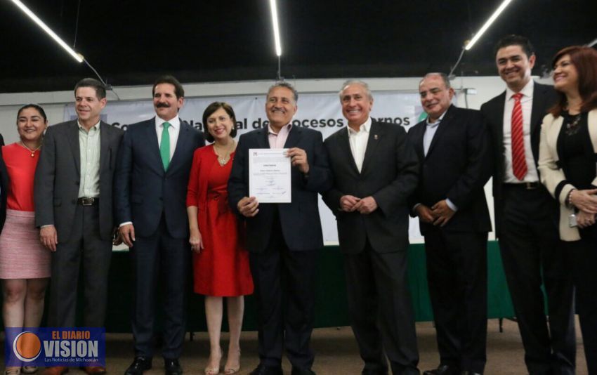 Recibe el Senador Arturo Zamora constancia de candidato único a la Secretaría de la CNOP