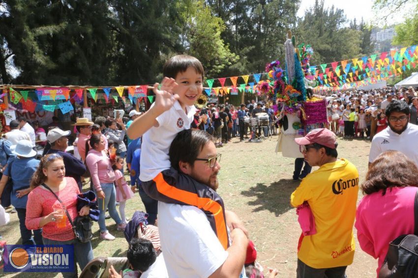 Disfrutan cientos de familias Kermés del DIF Michoacán 