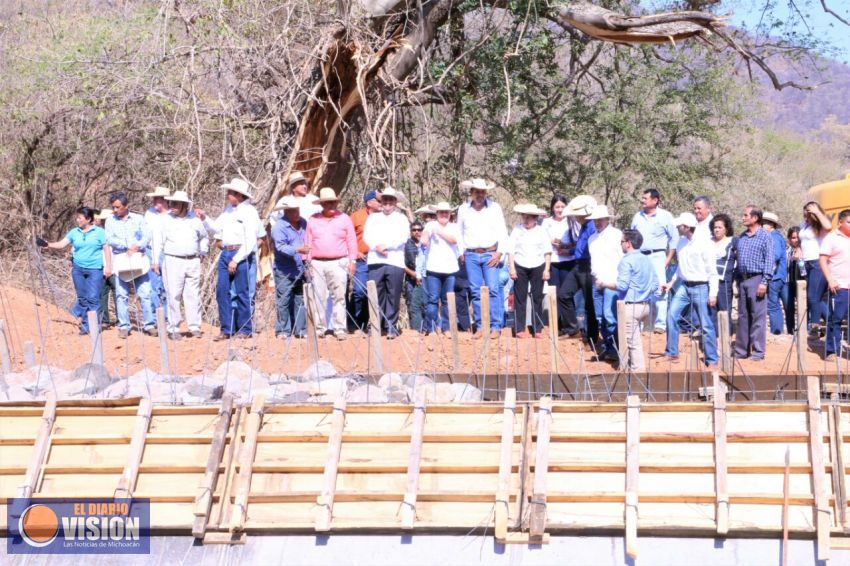 Arranca Elías Ibarra pavimentación de la calle Camelinas en la colonia Linda Vista