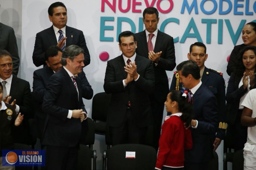 Reitera Silvano Aureoles compromiso con nuevo modelo educativo