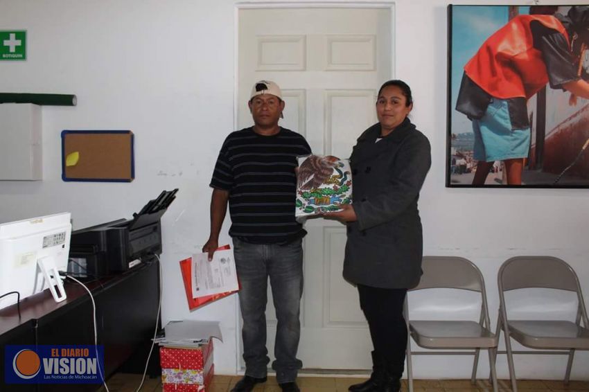 Entregan bandera oficial al Jefe de Tenencia Rolando Tovar en Erongaricuaro