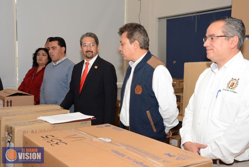 Entrega Medardo Serna equipo de cómputo y libros por más de 3 mdp