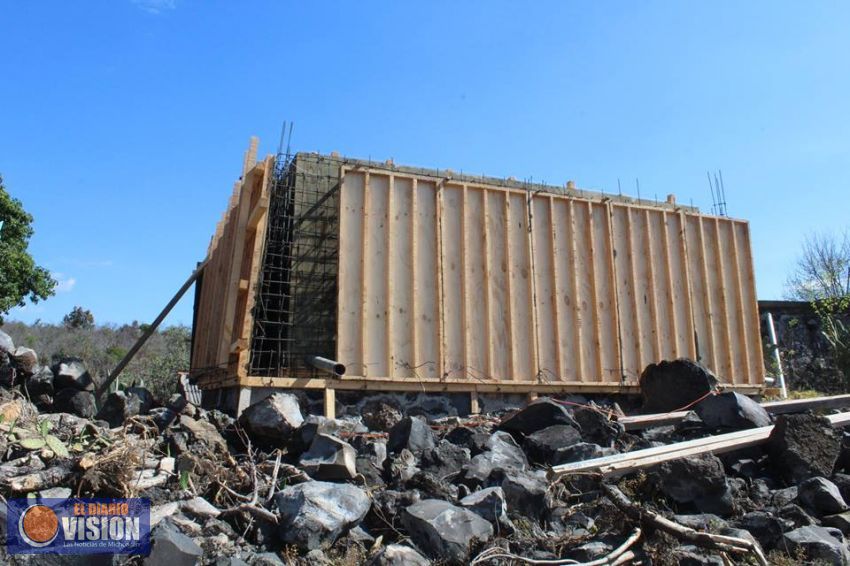 Supervisa Presidente Municipal de Erongarícuaro la construcción de un tanque de agua