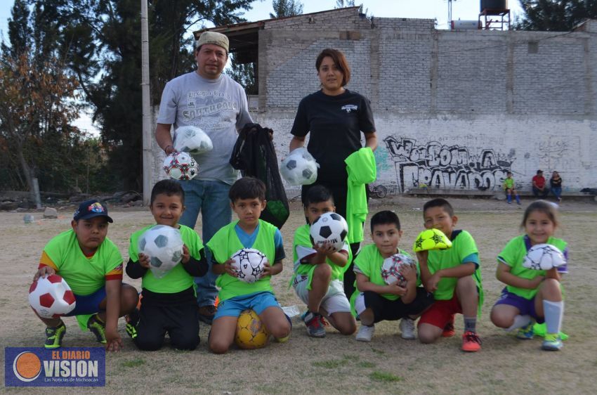 Realizan entrega de material deportivo en Cuitzeo 