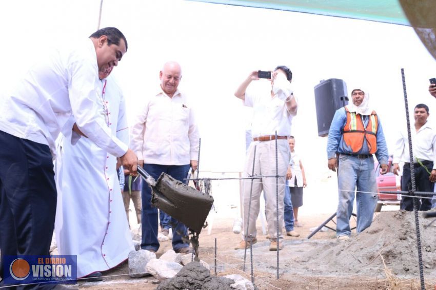Coloca Elías Ibarra primera piedra para edificación de iglesia en Chihuero