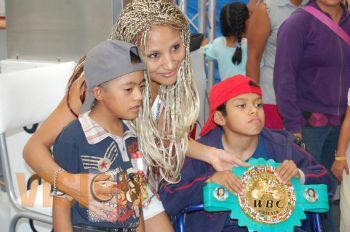 Educandos del CAM visitan la feria de todos