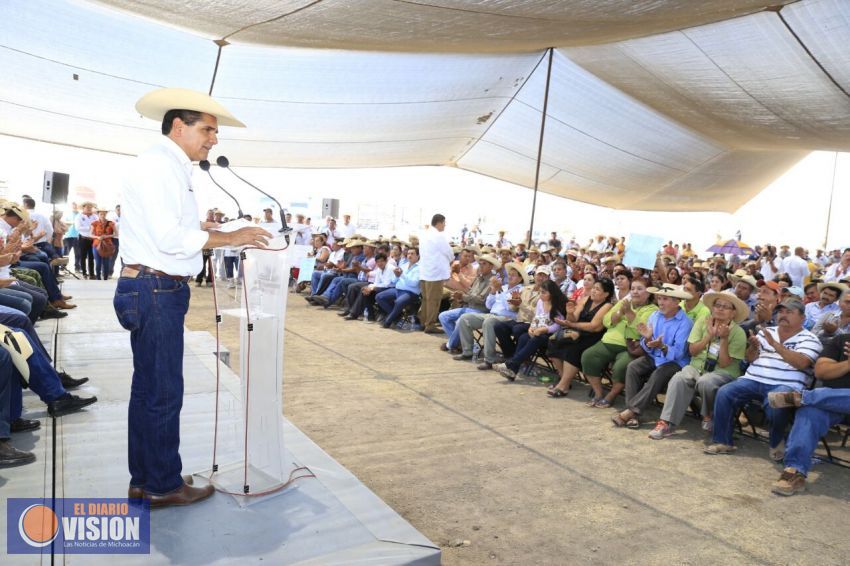 Arranca Gobernador construcción del camino Comburindio-Zirándaro en Huetamo