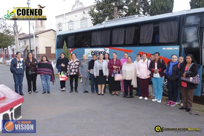 Edil de Coeneo traslada a segundo grupo de mujeres a Morelia para realizarse estudios