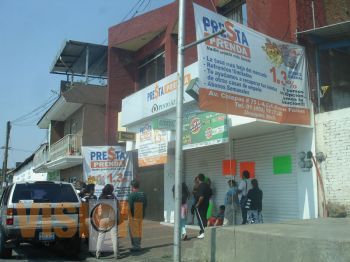 Plantón y bloqueo en Elektra, por usureros