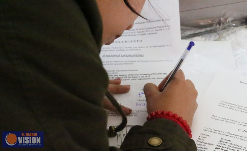 Entrega SEE nombramientos a 170 docentes idóneos