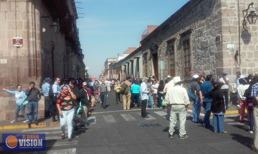 Colonias Unidas bloquean las calles de Allende y Galeana en Morelia.