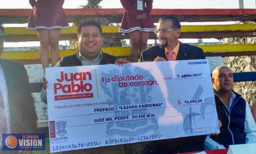 Juan Pablo apoya con 10 mil pesos INTERPREFECOS en la Prepa “Lázaro Cárdenas”