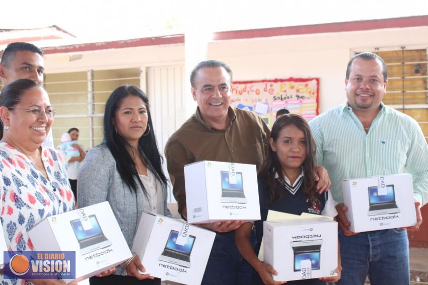 Sigala entrega apoyos a niños y jóvenes estudiantes