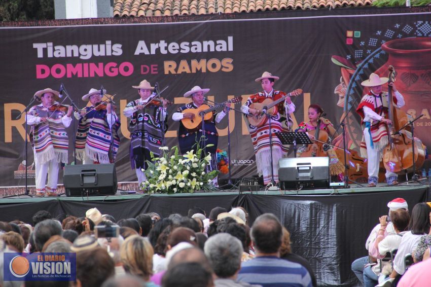 Grupo Erandi de los Hermanos Bautista engalanó la cartelera artística del Tianguis Artesanal