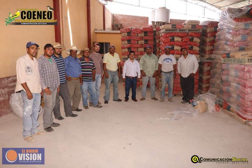 Edil de Coeneo entrega cemento a personas vulnerables de San Isidro