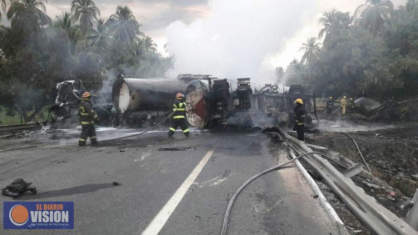 Chocan una pipa y autobús en autopista Siglo XXI
