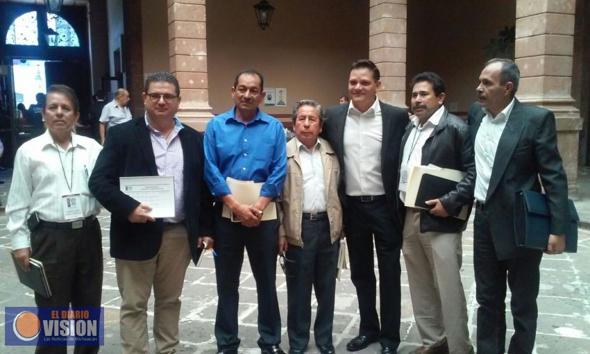 Líderes Migrantes se reúnen con el Diputado Héctor Gómez Trujillo.
