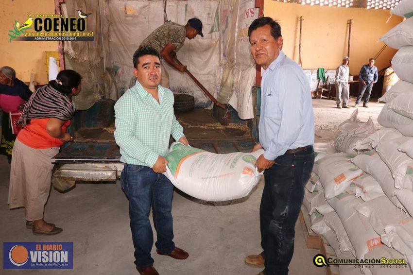 Alcalde de Coeneo entrega más de mil toneladas de fertilizante