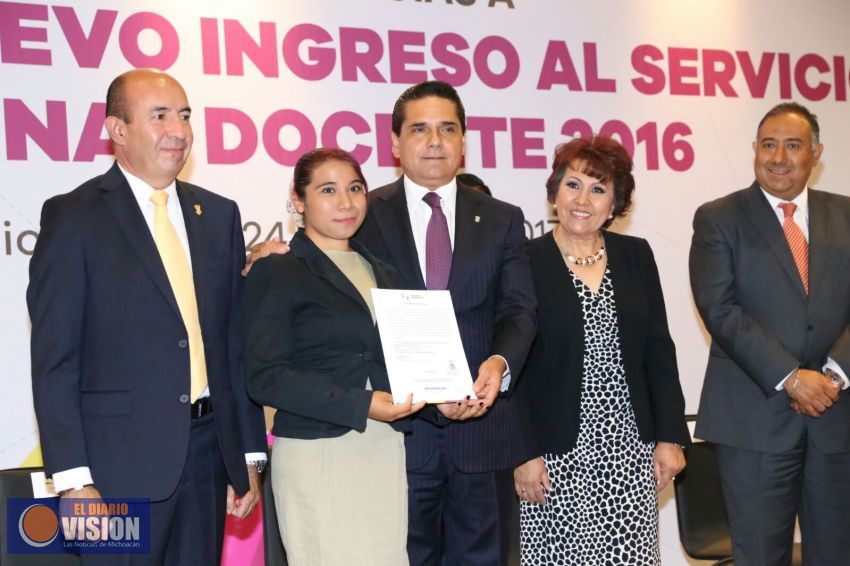 Entrega Gobernador constancias a docentes de nuevo ingreso al Servicio Profesional Docente 2016