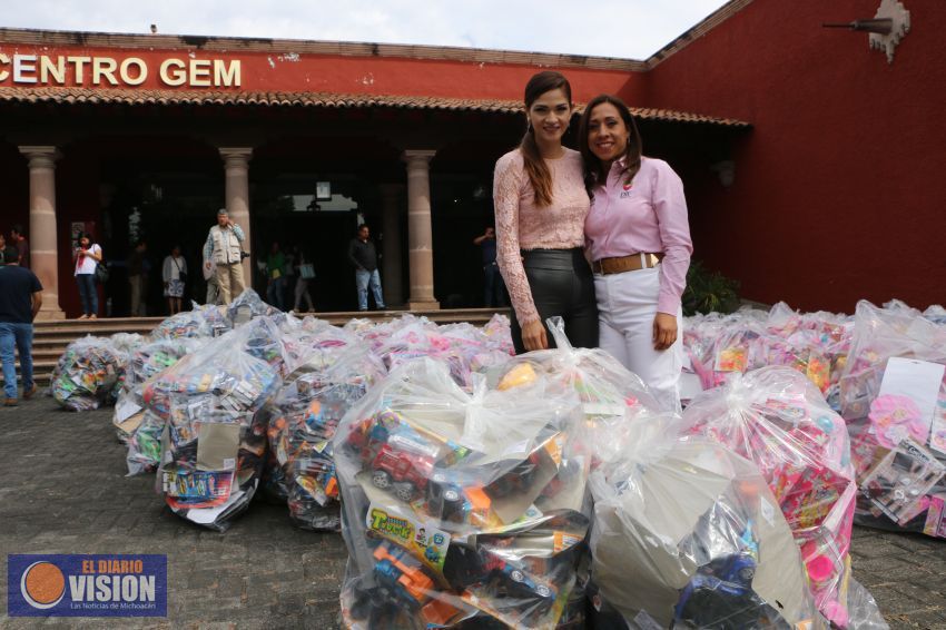 Recibe Gema del Río Ambriz dotación de juguete para el Día del Niño