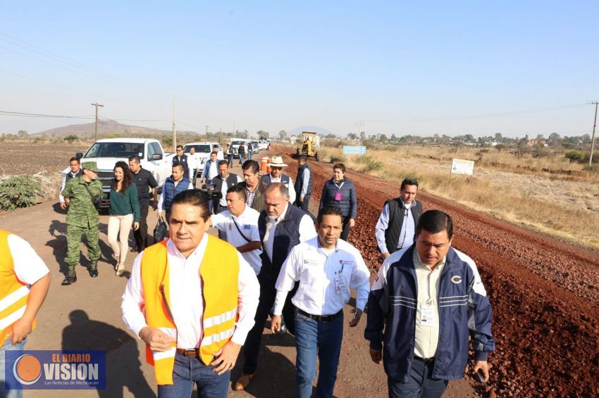 Supervisa Silvano Aureoles obra en camino Puruándiro - Villa Morelos