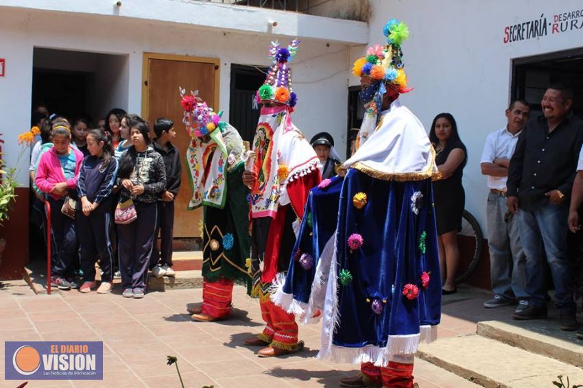 Presentan danzas de Los Moros y los Soldaditos como parte de las fiestas en Erongarícuaro