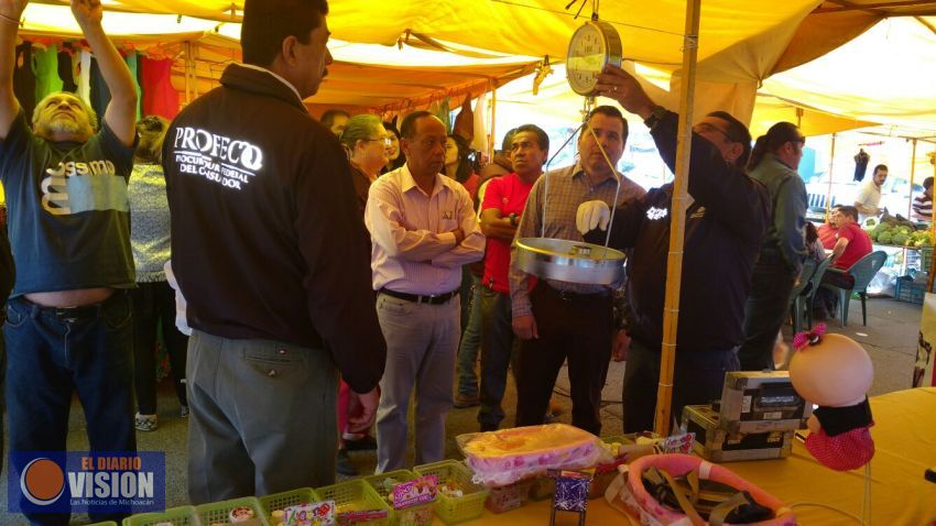Profeco visita tres tianguis para colocar báscula de repeso y den 