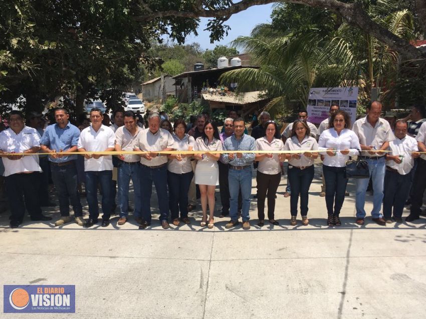 Inaugura Fidel pavimentación hidráulica en Arteaga
