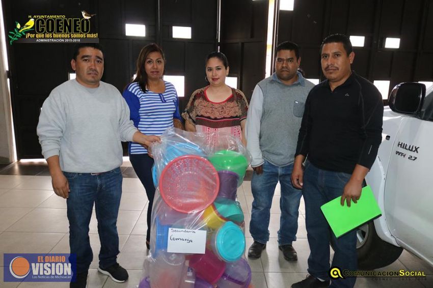 Presidente municipal de Coeneo entrega obsequios a escuelas de educación básica