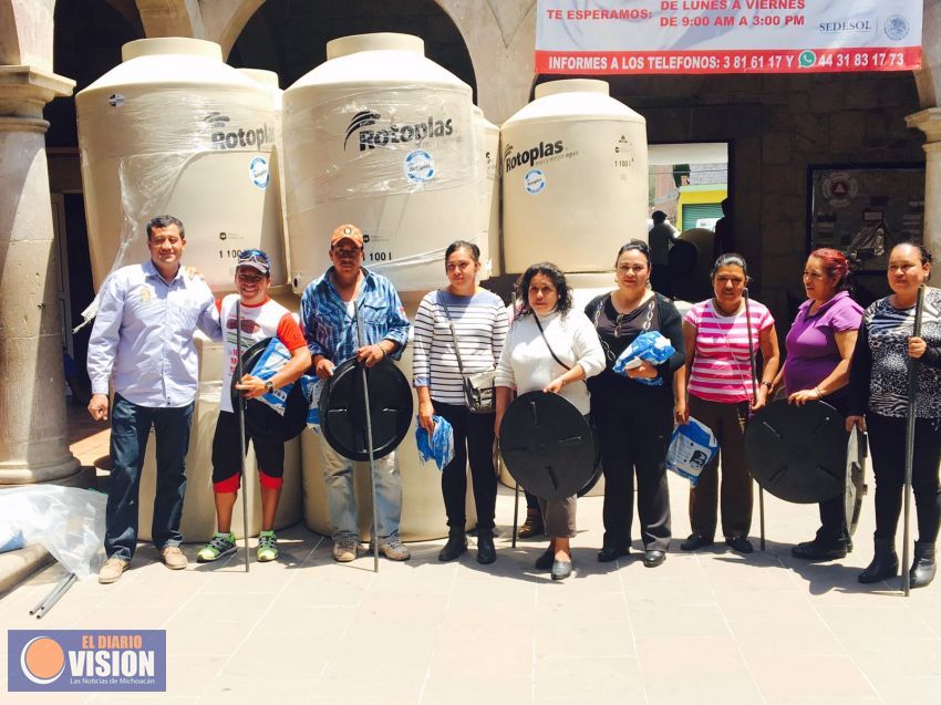 Entregan en Tarímbaro los primeros 30 tinacos 