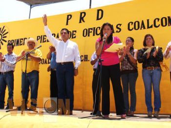Colocan primera piedra del Comité municipal de Coalcomán, Silvano Aureoles estuvo presente