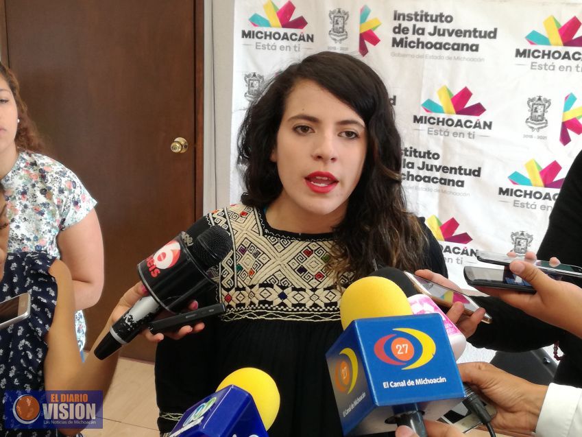 Existe un catálogo de más de 90 becas y programas para mamás adolescentes 