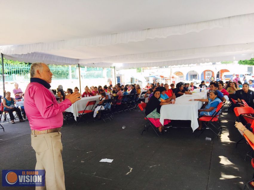 Ayuntamiento de Tarímbaro celebra con comida a todas las mamás en su día 