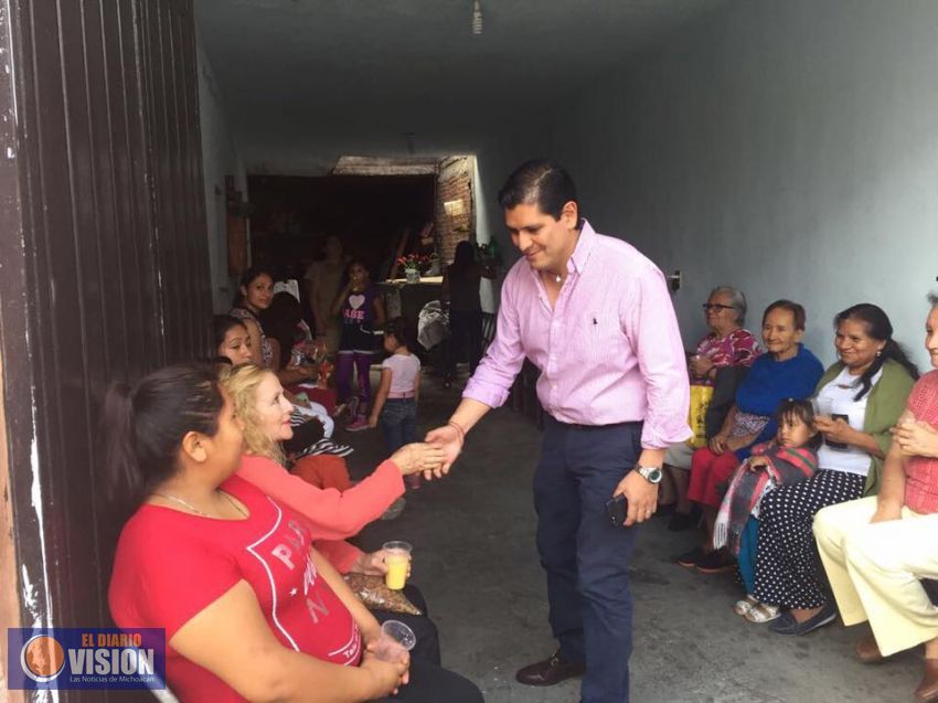 Ernesto Núñez lleva 5000 presentes  a todas las madres del Distrito 11