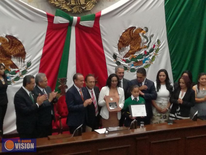 Entrega Congreso del Estado medalla al Mérito Docente 
