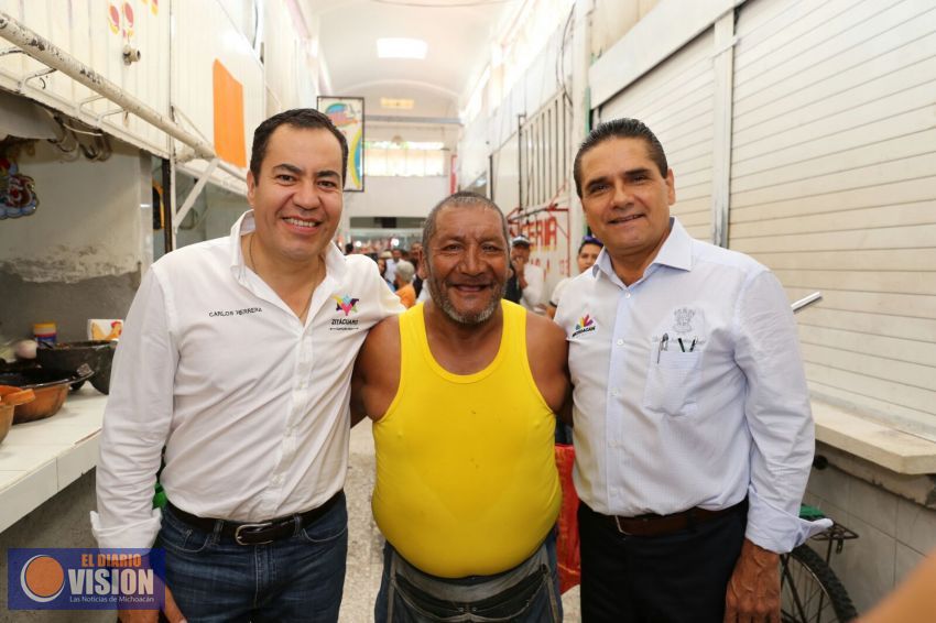 Convive Gobernador con comerciantes y clientes del mercado 
