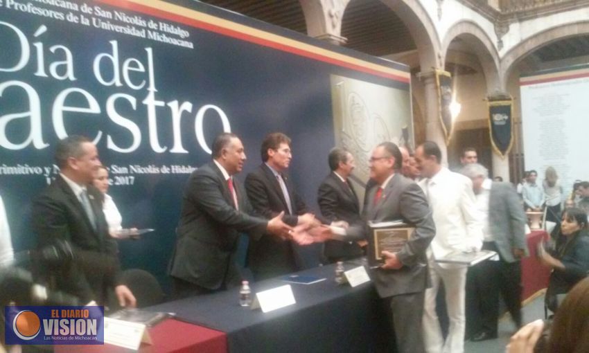 Maestros nicolaitas reciben reconocimientos