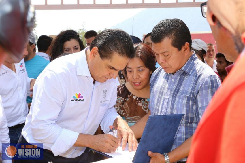 Cumple Silvano Aureoles el sueño San Juan Zitácuaro, entrega instalaciones deportivas